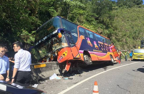台湾一游览车失控撞向山壁 车上20余人伤情不明